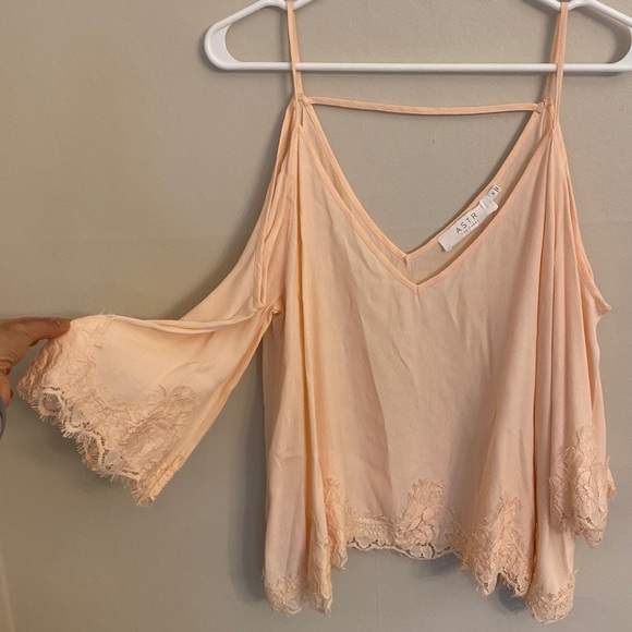 Astr Tops - ASTR exposed shoulder top